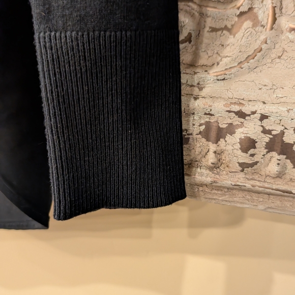 Banana Republic Black V-Neck Sweater - Picture 6 of 13